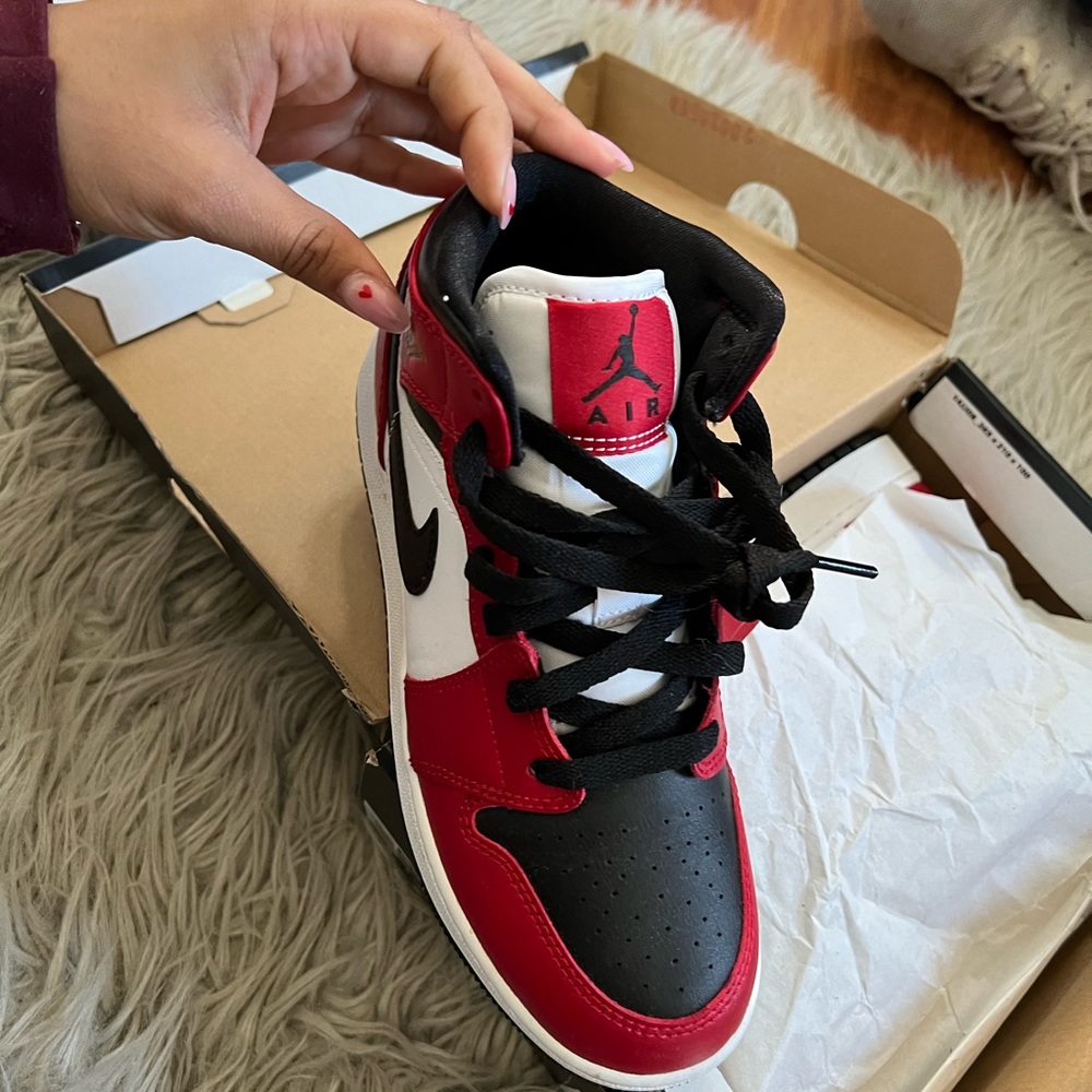 Air Jordan 1 Mid Boys size 4Y (5.5 women’s) - Picture 3 of 7